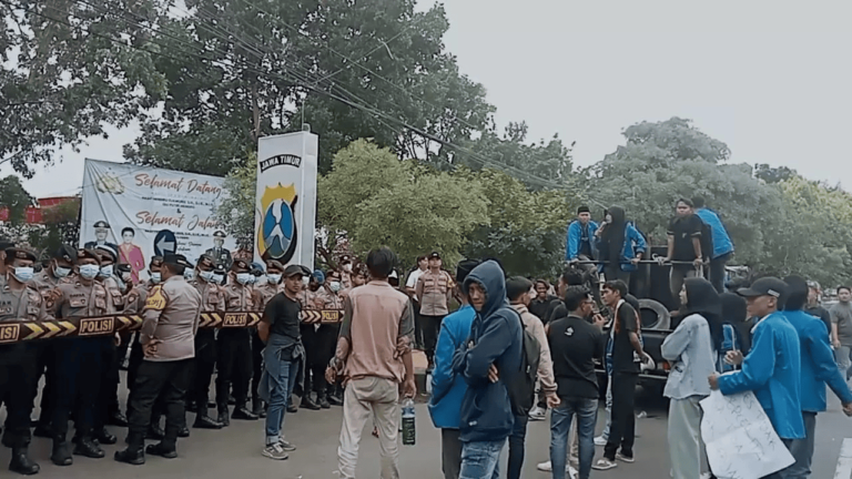 Mahasiswa PMII Demo Tuntut Keamanan Jembatan Suramadu Diperketat